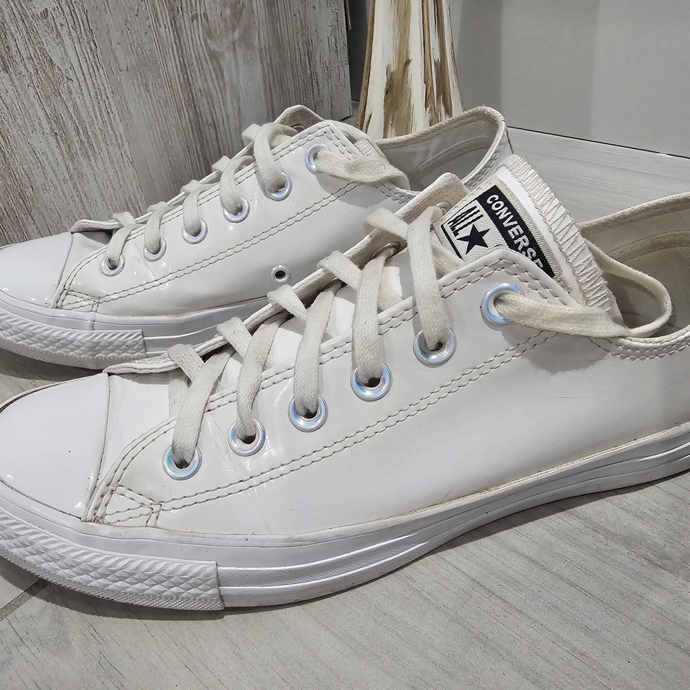 Converse Womens White Low Top Shiny Sneakers Size 8